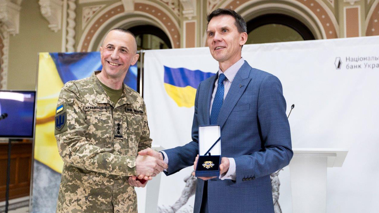 New Commemorative Coin Celebrates Logistics Branch of Ukraine’s Armed Forces (2)